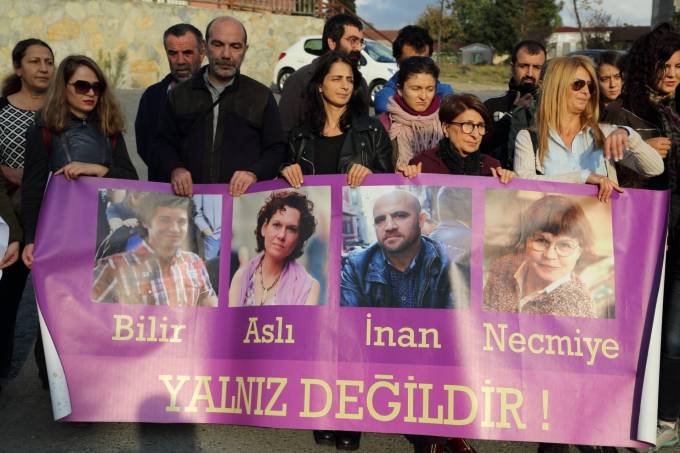 Istanbul: Mahnwache für die Freilassung inhaftierter SchriftstellerInnen. | Foto: DIHA