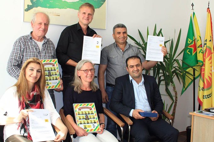 Treffen zwischen VertreterInnen der Oldenburger Schulen und Sipan Ibrahim in der Berliner Vertretung der demokratischen Selbstverwaltung von Rojava. | Foto: Archiv