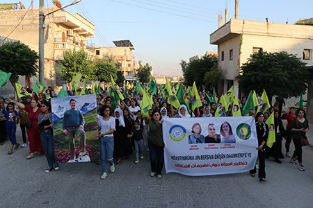 Die Bevölkerung im selbstverwalteten Şêxmeqsûd, ein Stadtteil von Aleppo, protestiert gegen die Ermordung von Yusra Derwêş, Ko-Vorsitzende des Kantons Qamişlo, ihrer Stellvertreterin Lîman Şiwêş und des Fahrers Firat Tuma durch eine Killerdrohne der türkischen Luftwaffe. Foto: ANHA