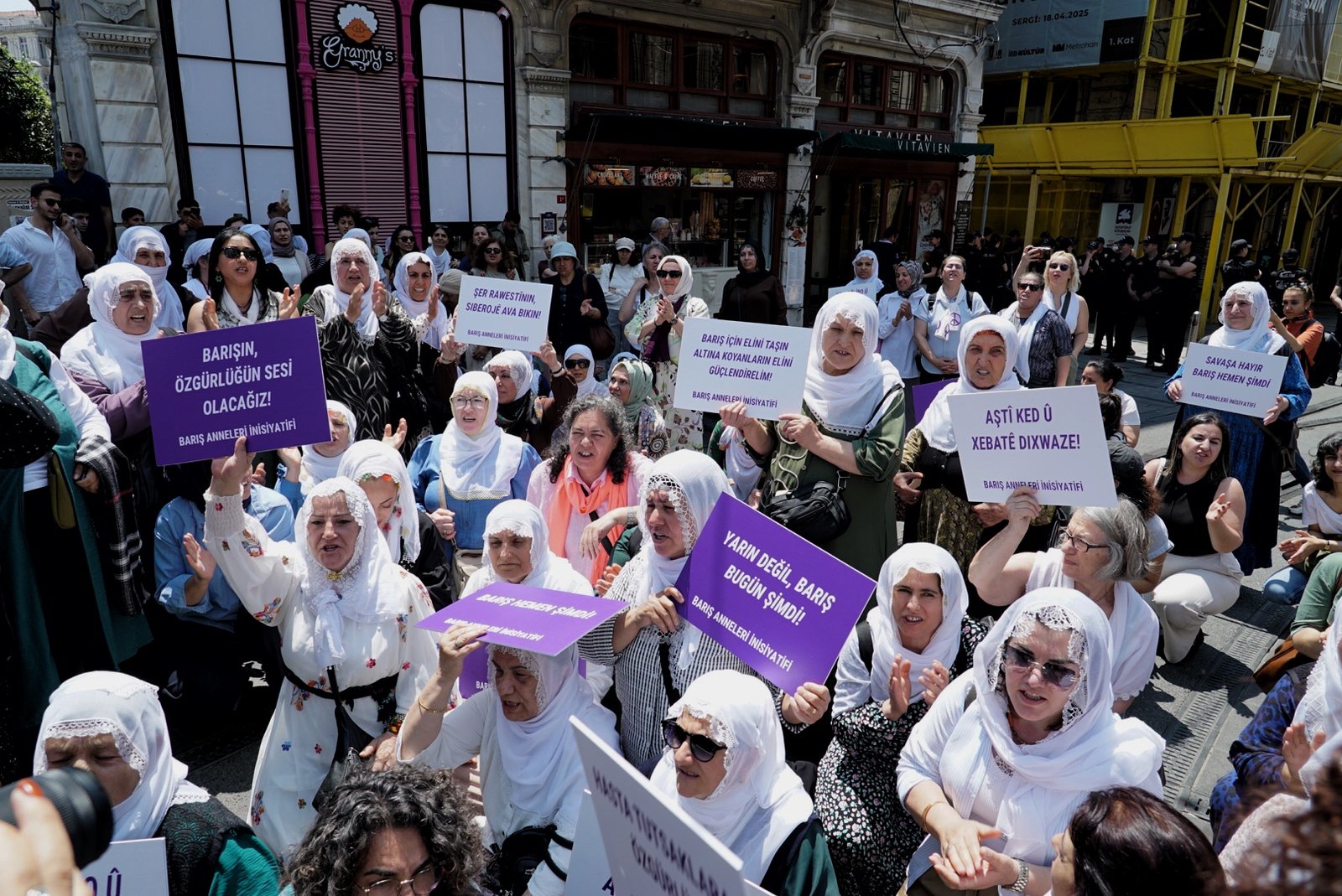 Die Dayikên Aşîtîiyê, die Friedensmütter rufen in Istanbul zu konkreten Schritten für einen nachhaltigen Friedensprozess in der Türkei auf: „Wir beharren auf Frieden. Jetzt ist nicht die Zeit zu schweigen – wir Mütter müssen sprechen“. Foto: ANF